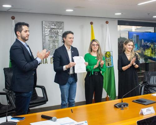 FotografoFoto Alcaldía de Medellín:El alcalde Daniel Quintero Calle firmó decreto para una contratación más equitativa, sostenible e innovadora.